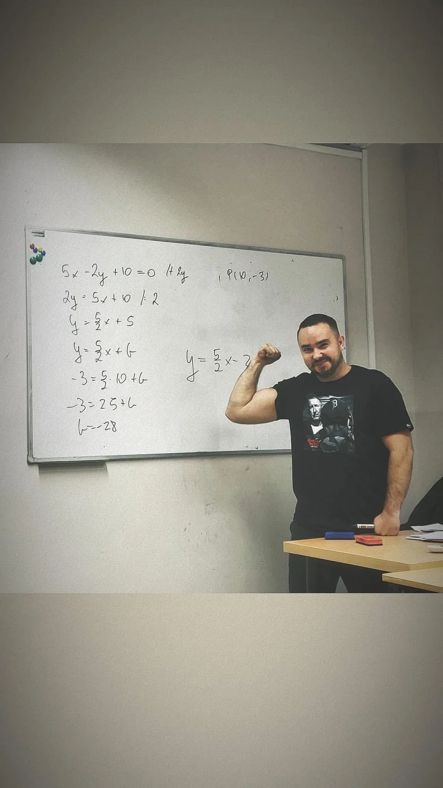 Kamil prowadzący zajęcia z matematyki przy tablicy